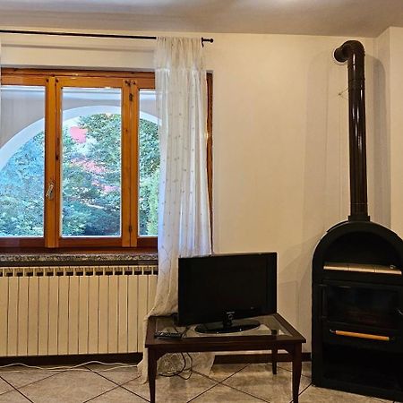 Appartamento Con Ingresso Autonomo, Giardino Privato E Portico Introbio Eksteriør billede