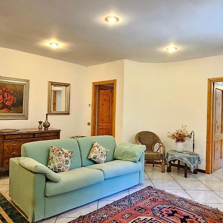 Appartamento Con Ingresso Autonomo, Giardino Privato E Portico Introbio Eksteriør billede