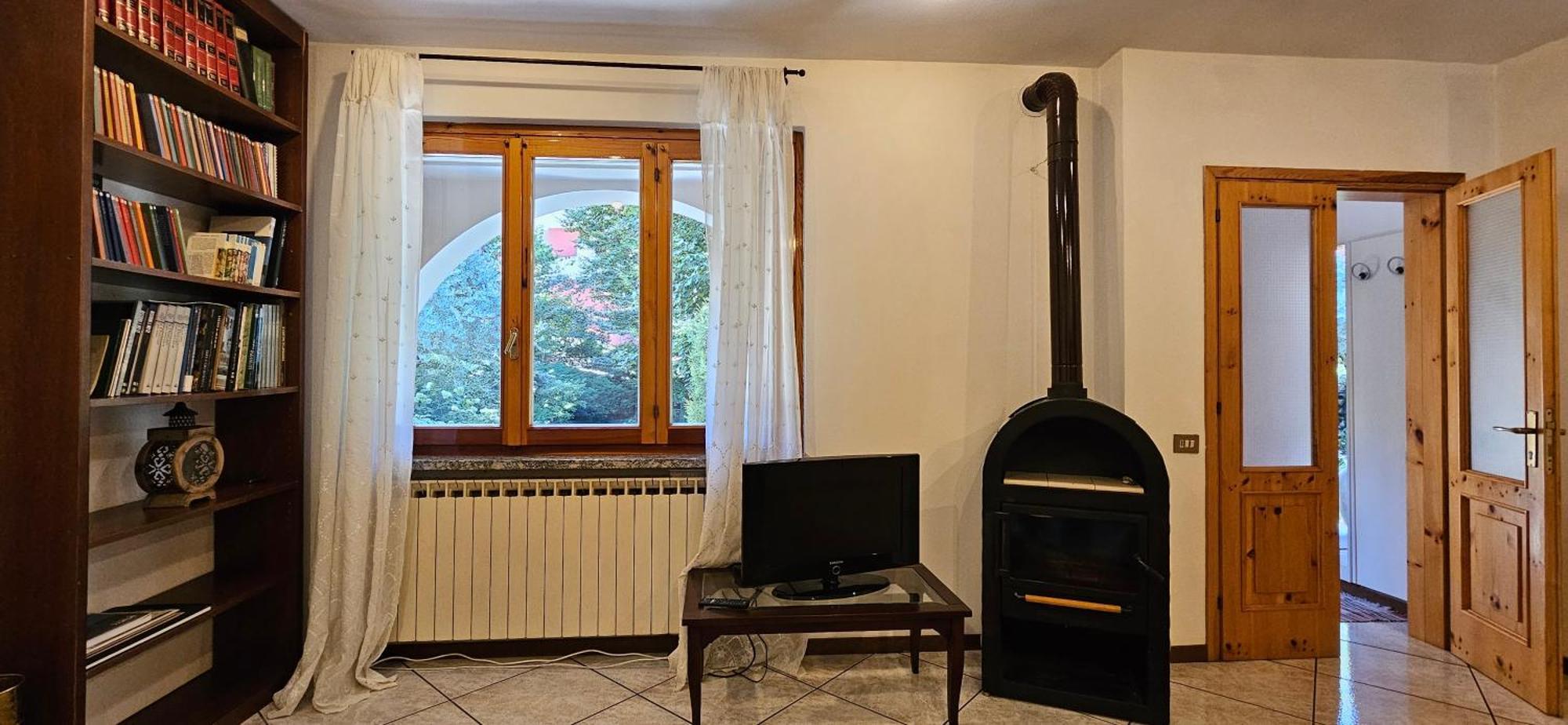 Appartamento Con Ingresso Autonomo, Giardino Privato E Portico Introbio Eksteriør billede