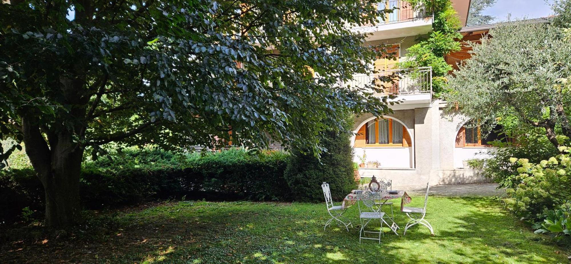 Appartamento Con Ingresso Autonomo, Giardino Privato E Portico Introbio Eksteriør billede