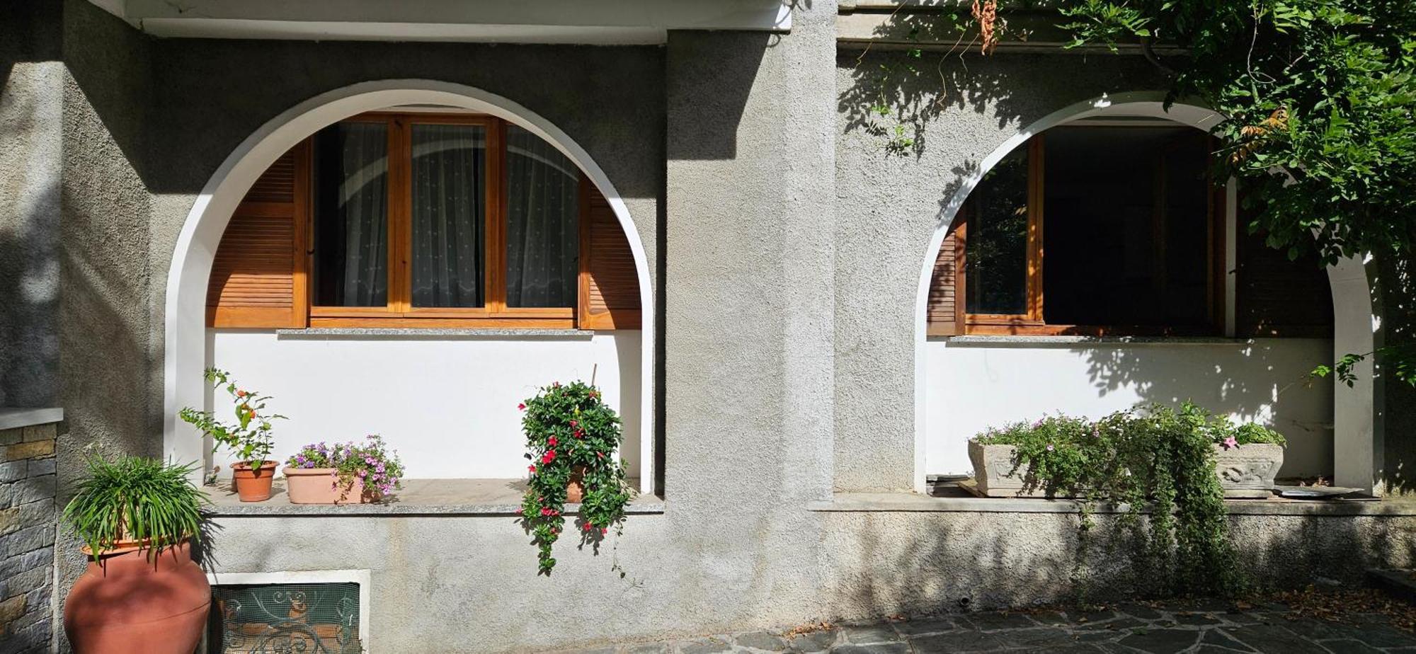 Appartamento Con Ingresso Autonomo, Giardino Privato E Portico Introbio Eksteriør billede