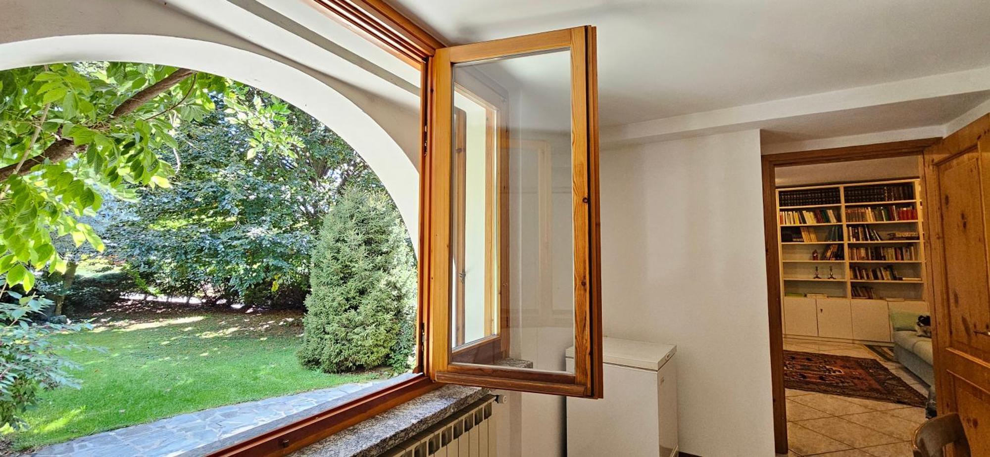 Appartamento Con Ingresso Autonomo, Giardino Privato E Portico Introbio Eksteriør billede