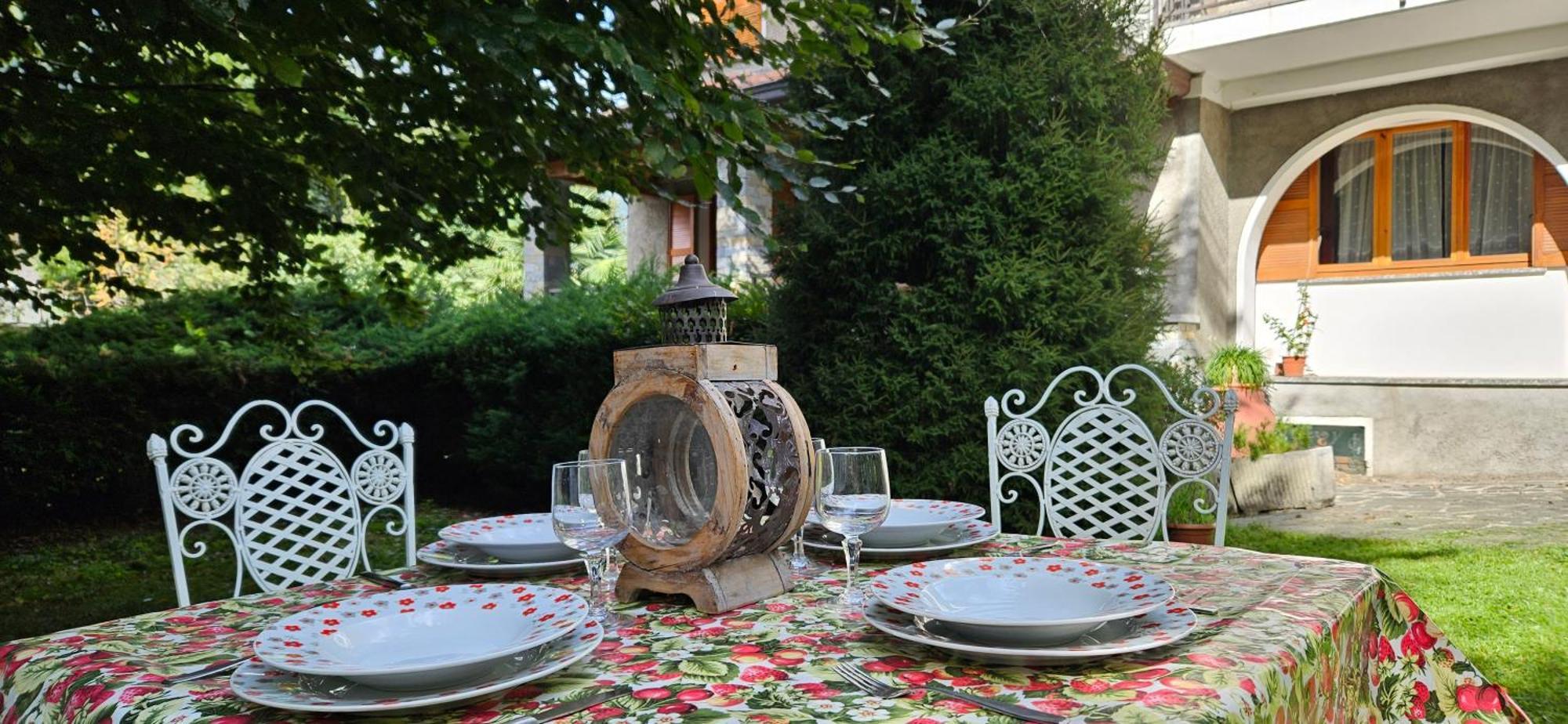 Appartamento Con Ingresso Autonomo, Giardino Privato E Portico Introbio Eksteriør billede